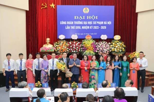 Ban chấp hành Công đoàn khóa mới ra mắt Đại hội.