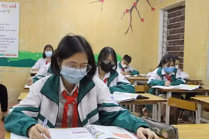 Học sinh lớp 9 tập trung ôn tập chuẩn bị cho kỳ thi chuyển cấp.