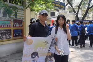 Phụ huynh in ảnh thần tượng để chúc mừng con hoàn thành kỳ thi vào lớp 10.