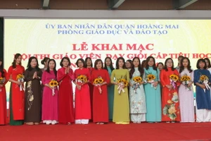 Ban tổ chức tặng hoa chúc mừng các thầy cô giáo dự thi.