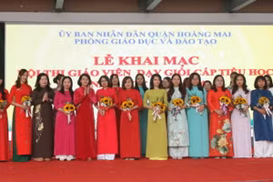 Ban tổ chức tặng hoa chúc mừng các thầy cô giáo dự thi.