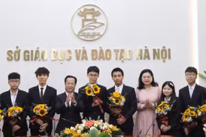 Lãnh đạo Sở GD&ĐT Hà Nội gặp mặt động viên các em học sinh.