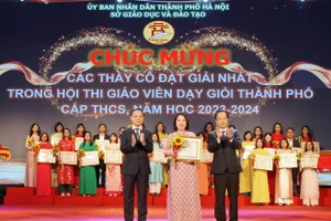 Lãnh đạo Sở Giáo dục và Đào tạo Hà Nội trao thưởng giáo viên đoạt giải Nhất.