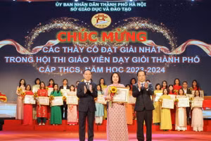 Lãnh đạo Sở Giáo dục và Đào tạo Hà Nội trao thưởng giáo viên đoạt giải Nhất.