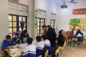 Giáo viên Trường THPT số 2 Bảo Thắng giúp học sinh Trường THPT số 2 thị xã Sa Pa ôn thi