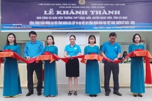 Các đại biểu thực hiện nghi thức khánh thành.