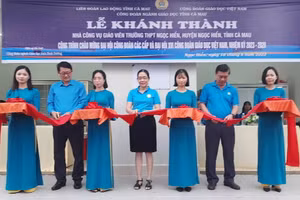 Các đại biểu thực hiện nghi thức khánh thành.