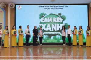 Giáo viên, học sinh Trường THCS Lĩnh Nam thể hiện cam kết xanh hóa trường học.