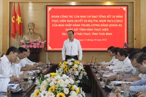 Thứ trưởng Bộ GD&ĐT Phạm Ngọc Thưởng làm việc với lãnh đạo huyện Thái Thụy.