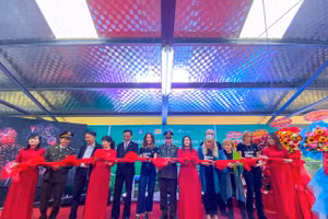 Các đại biểu, khách mời cắt băng khánh thành giai đoạn 1 dự án Trung tâm cứu hộ gấu Việt Nam.