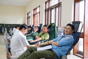 Hơn 200 cán bộ, giảng viên, SV Trung tâm Giáo dục quốc phòng và an ninh, ĐH Huế hiến máu tình nguyện.