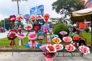 Huế nhộn nhịp thị trường hoa dịp 20/10. (Ảnh: Hoàng Hải).