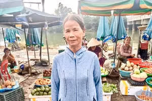 Bà Hồ Thị Điểu đã trả lại 30 triệu nhặt được trong lúc dọn vệ sinh cho người đánh rơi. (Ảnh: V.A)