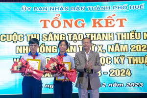 Ban tổ chức trao giải cho đề tài đạt giải Đặc biệt của cuộc thi.