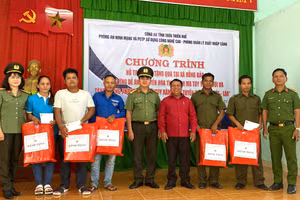 Tuyên truyền pháp luật và tặng quà cho người dân khó khăn vùng cao TT-Huế. (Ảnh: CACC)