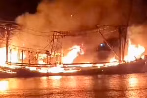 Tàu cá chở 12 ngư dân bốc cháy dữ dội trên biển ở Thừa Thiên - Huế. (Ảnh minh họa)