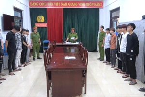 Công an đọc các quyết định khởi tố vụ án, khởi tố bị can đối với nhóm thanh, thiếu niên. (Ảnh: CACC)