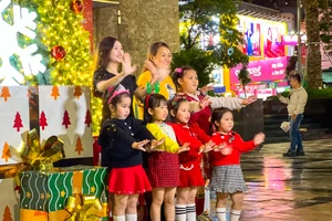 Rộn ràng không khí đón Noel trên khắp phố Huế. (Ảnh: Hoàng Hải).