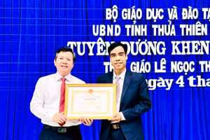 Tuyên dương, khen thưởng thầy giáo cứu người trong đợt mưa lũ vừa qua.