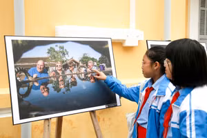 Học sinh hào hứng tham quan triển lãm ảnh nghệ thuật ‘Huế - vùng đất thân thiện’. (Ảnh: Hoàng Hải)