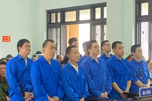 Các bị cáo tại phiên tòa xét xử.