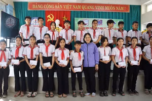 Trao 100 suất học bổng cho học sinh vùng lũ, khó khăn của 3 xã ở Thừa Thiên Huế.