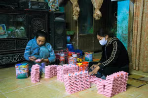 Khám phá nghề làm tượng ông Táo duy nhất ở xứ Huế. (Ảnh: Hoàng Hải).