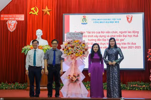 Phát huy vai trò nữ viên chức trong tiến trình xây dựng ĐH Huế thành ĐH quốc gia.