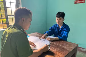 Công an làm việc với Lê Ngọc Quý. (Ảnh: CACC)