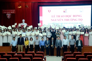 Trao 158 suất học bổng cho sinh viên của Đại học Huế.