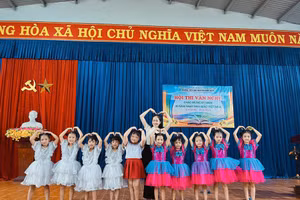 Cô giáo Lê Hồng Ngọc và học sinh.