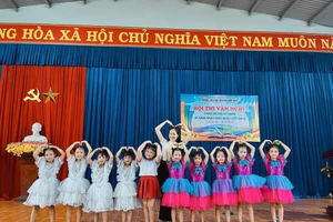 Cô giáo Lê Hồng Ngọc và học sinh.