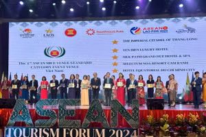 Huế nhận giải thưởng Thành phố Du lịch sạch ASEAN. (Ảnh: Sở Du lịch Thừa Thiên Huế).