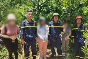 Lực lượng chức năng cứu hộ kịp thời 3 nữ sinh viên Huế đi lạc. (Ảnh: CACC)