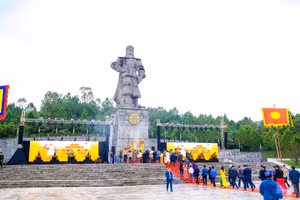 Dâng hương kỷ niệm 235 năm Nguyễn Huệ lên ngôi hoàng đế và xuất binh đại phá quân Thanh.