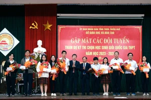 Lãnh đạo Sở GD&ĐT tỉnh Thừa Thiên - Huế gặp mặt các đội tuyển tham dự Kỳ thi chọn học sinh giỏi quốc gia THPT năm học 2023 - 2024.