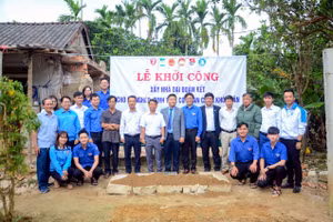 Khởi công xây dựng nhà đại đoàn kết cho hộ nghèo, sinh viên khó khăn của ĐH Huế.