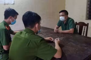 Bị nhắc đeo khẩu trang, người đàn ông lao vào đánh cán bộ đang phòng chống dịch