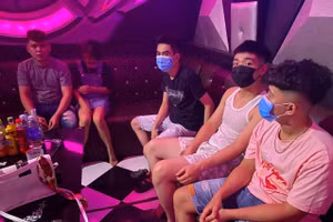 Hà Nam: Bất chấp lệnh cấm, 18 người rủ nhau ca hát