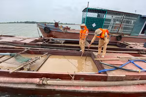 Ninh Bình: Bắt “cát tặc” trên sông Đáy