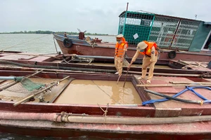 Ninh Bình: Bắt “cát tặc” trên sông Đáy