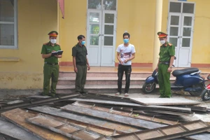 Công an thị trấn Tân Thanh lấy lời khai đối tượng Đức và các tang vật thu giữ. - ảnh CAHN.