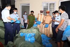 Hà Nam: Phát hiện 16.500 bộ quần áo bảo hộ y tế không rõ nguồn gốc