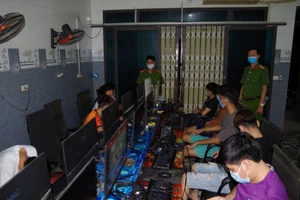 Hà Nam: 11 thanh niên tụ tập chơi game giữa mùa dịch