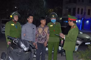 Cơ quan chức năng bắt giữ 2 đối tượng cùng tang vật. - Ảnh BHN.