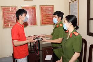 Đội cảnh sát 113 Hà Nam trao trả tài bị mất cho anh Đỗ Quốc Vương - ảnh CAHN.