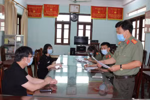 Công an Hà Nam ra quyết định xử phạt vi phạm hành chính trong lĩnh vực xuất nhập cảnh - Ảnh CAHN.