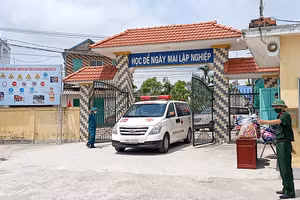 Thực hiện cách ly tại Trường THPT Lê Quý Đôn. Ảnh: Trần Siêu