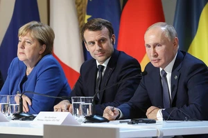 Thủ tướng Đức Angela Merkel, Tổng thống Pháp Emmanuel Macron (giữa) và Tổng thống Nga Vladimir Putin (phải).