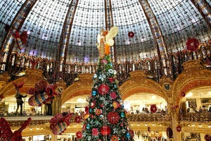 Một cây thông Noel khổng lồ đứng giữa trung tâm cửa hàng bách hóa Galeries Lafayette ở Paris, Pháp.
